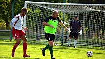 Okresní přebor: nováček Pavlíkov (v bílém) nepotvrdil roli favorita a Kněževes si veze z jeho hřiště výhru 1:0.