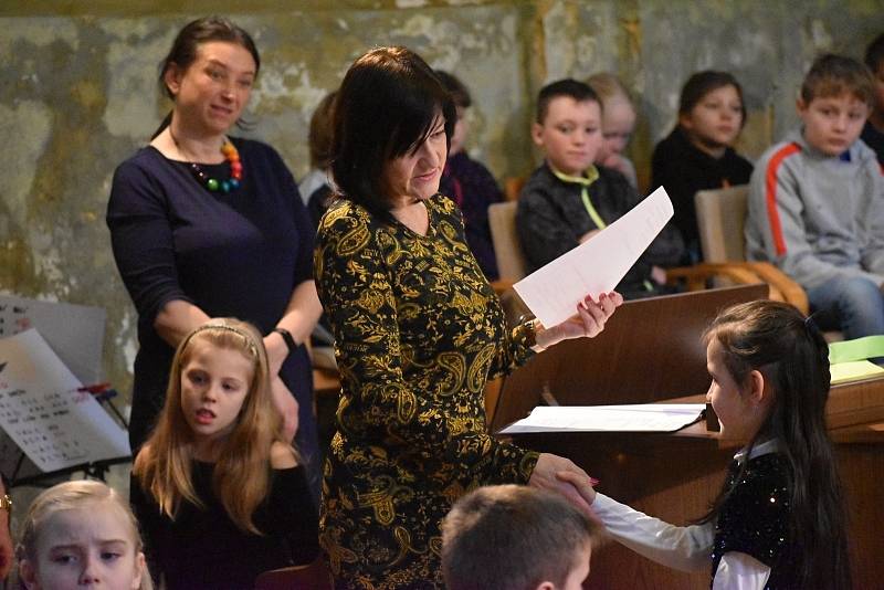 Slavnostní předávání pololetního vysvědčení prvňákům 2. základní školy v rakovnické synagoze.