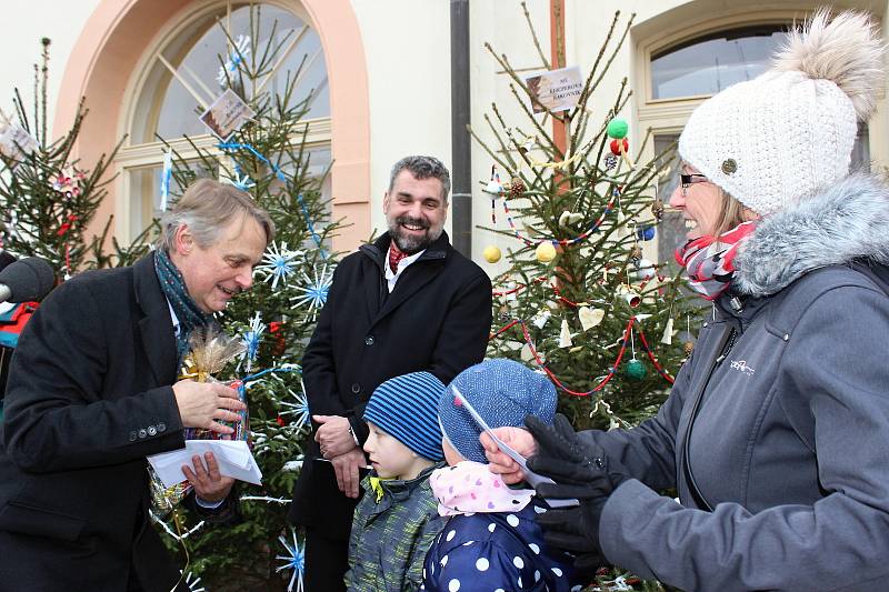 Nejkrásněji nazdobený stromeček letošního roku měla podle hlasování veřejnosti SŠ, MŠ a ZŠ Rakovník. Gratulujeme!