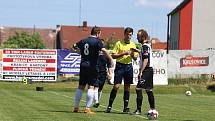 Z fotbalového utkání III. třídy Řevničov - Kroučová (0:1) a následných oslav postupu domácího mužstva