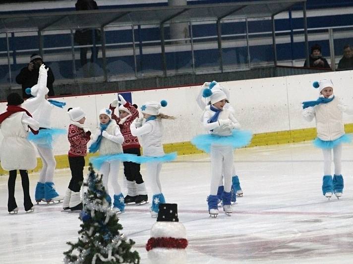 Krasobruslařská exhibice na rakovnickém zimním stadionu.