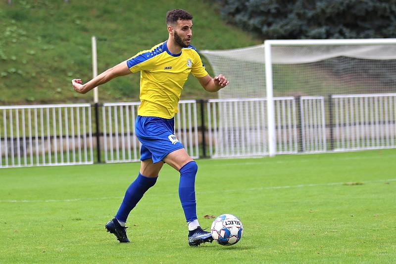 SK Rakovník (ve žlutém) konečně prolomil smůlu a slaví první výhru v ČFL - doma přemohl Karlovy Vary 4:2.