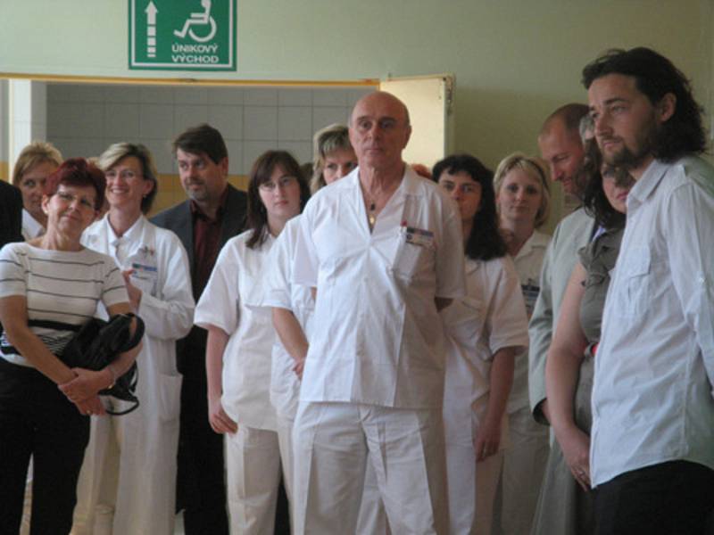 Dlouholetý primář chirurgického oddělení v Rakovníku Jan Silber (uprostřed).