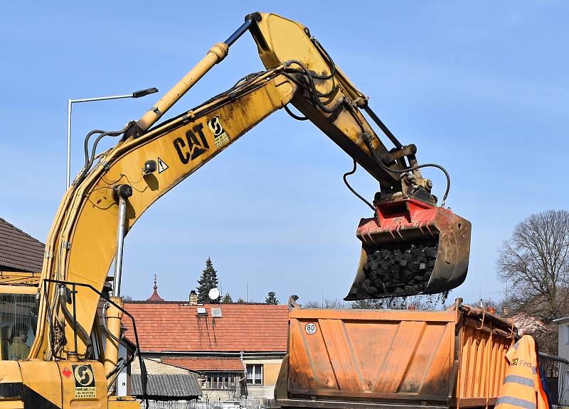 Z luženské tepny mizí "kočíčí hlavy", které k obci desítky let neodmyslitelně patřily. Opravena bude silnice i chodníky.