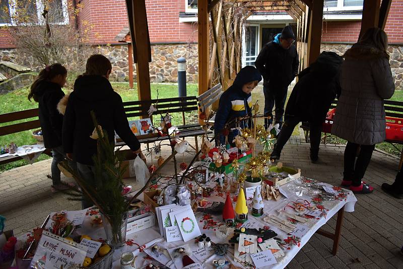 Vánoční jarmark na dvoře Střední školy, Základní školy a Mateřské školy v Rakovníku.