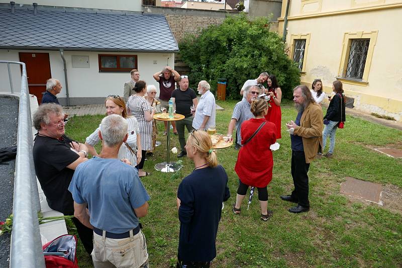Slavnostní zahájení výstavy Keramika autora Miroslava Olivy ve výstavních síních Rabasovy galerie.