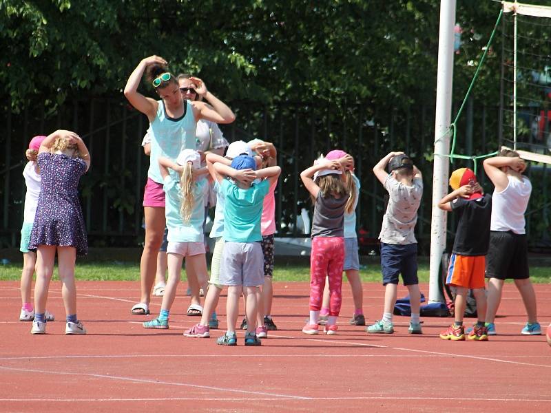 Dětský sportovní den na hřišti rakovnické sokolovny si děti náramně užily.