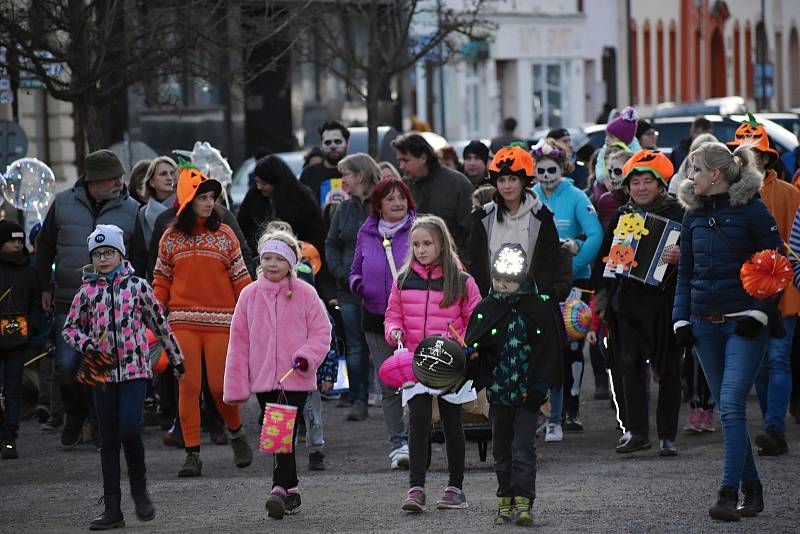 Rakovnický Dům dětí a mládeže uspořádal tradiční Halloweenský průvod městem.