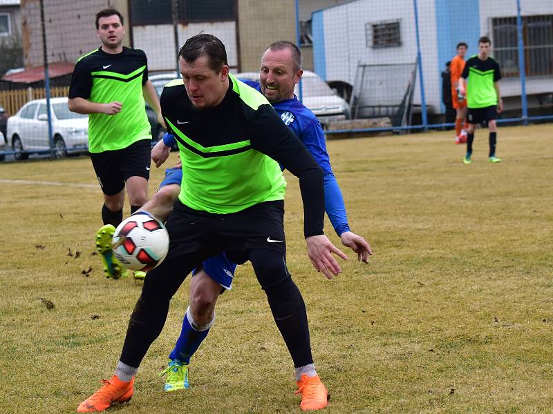 Fotbalisté Lánů smetli v prvním jarním kole okresního přeboru Kněževes 5:1.