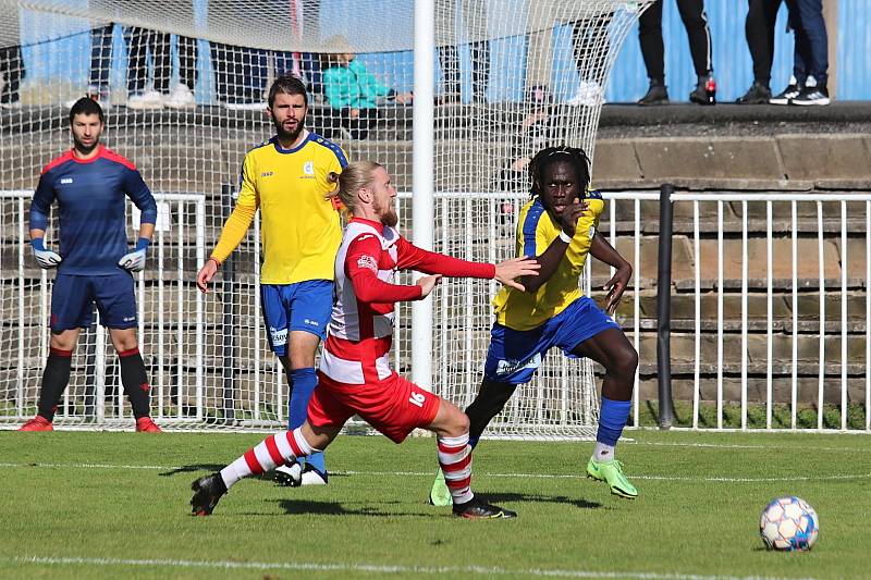 SK Rakovník (ve žlutomodré kombinaci) porazil v důležitém utkání ČFL Povltavskou FA 3:1.