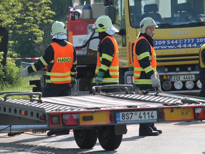 Nehoda na karlovarce u železničního přejezdu u Krupé