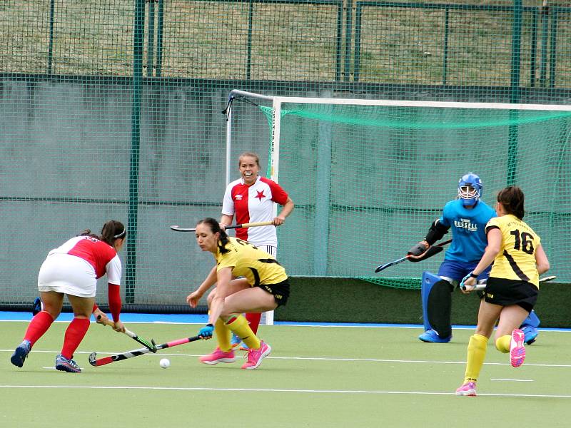 Rakovnické pozemní hokejistky remizovaly v posledním kole extraligy s pražskou Slavií 2:2 a do semifinále play off postupují z druhé příčky.