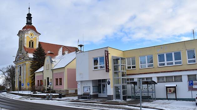 Přízemní dům v centru Pavlíkova nahradila patrová budova úřadu městyse.