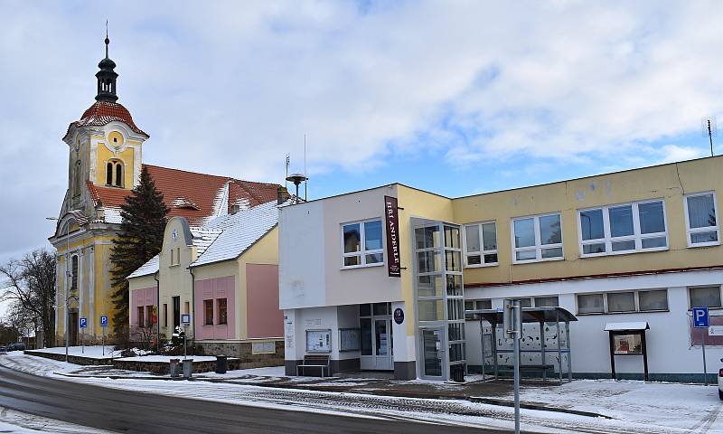 Přízemní dům v centru Pavlíkova nahradila patrová budova úřadu městyse.