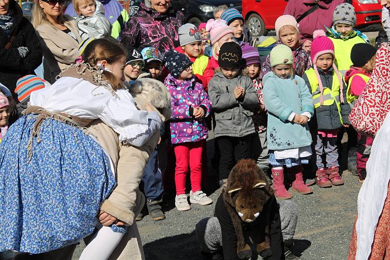 Rakovnické děti vítaly ve středu 20. března 2019 první jarní den.