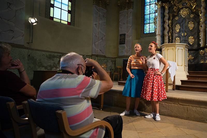 Slavnostní zahájení výstavy Keramika autora Miroslava Olivy ve výstavních síních Rabasovy galerie.