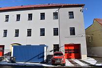 Rekonstrukce hasičské stanice v Novém Strašecí bude dokončena na konci dubna.