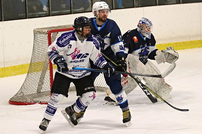 Hokejový Rakovník (v bílomodrém) hraje v krajské lize výborně a porazil doma i Vlašim 5:3.