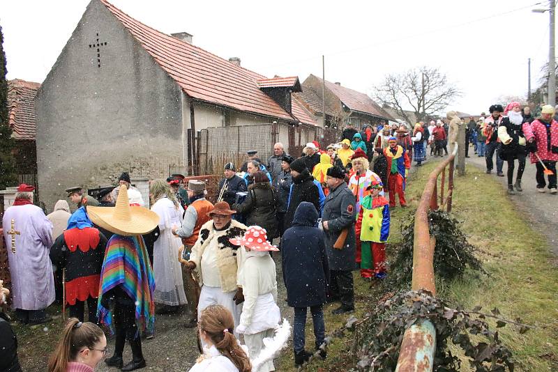 Průvod čítal okolo šedesáti masek, vycházelo se od hospody, kde se také po dvou hodinách končilo a začínalo se losovat o nejhezčí masky.