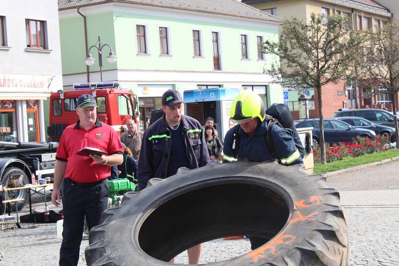 Na rakovnickém náměstí se v sobotu soutěžilo O pohár starosty Krajského sdružení hasičů.