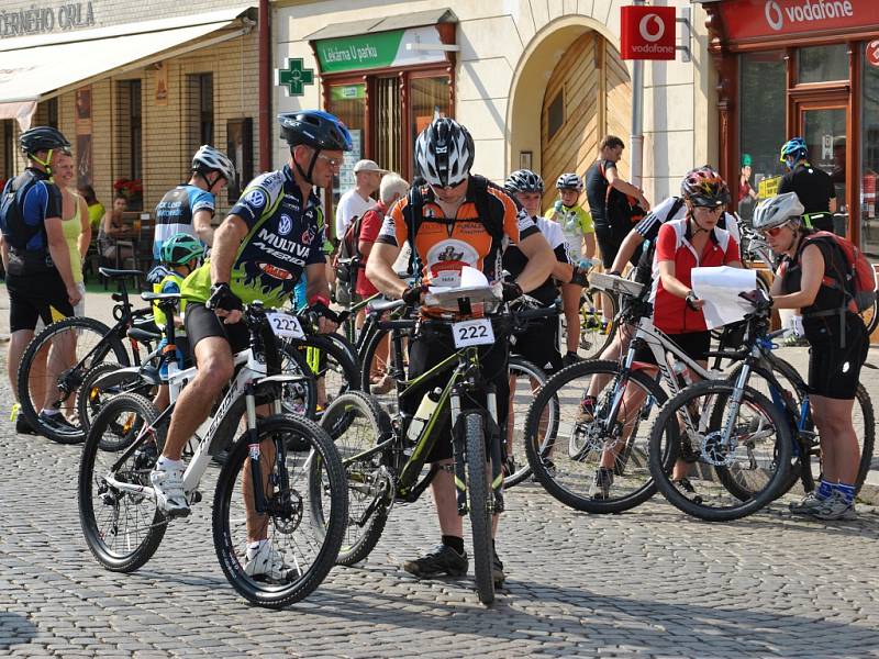 Orientační závod dvojic před startem na Husově náměstí - Rakovnické cyklování 2015