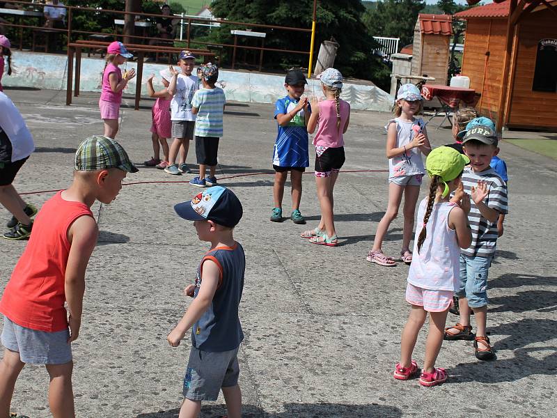 Děti v Olešné podnikly se svými rodiči cyklovýlet, poté předvedly tanečně hudební vystoupení.