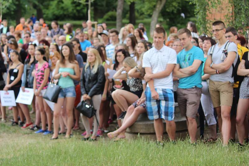 Rakovničtí studenti ve středu veřejně protestovali proti personálním změnám na místní obchodní akademii. 