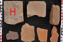 Výběr z nálezů stavební keramiky ze souvrství odpadu z výroby středověkých cihelen.