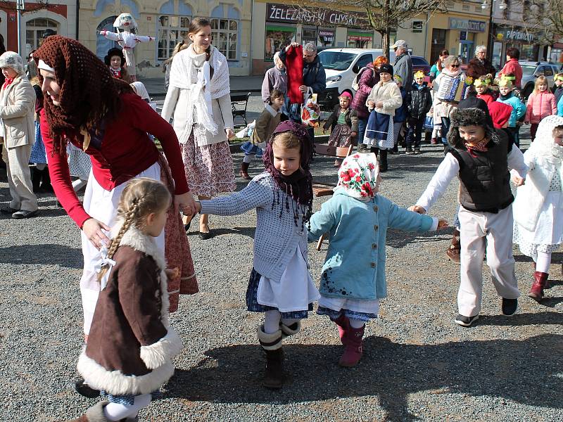 Rakovnické děti vítaly ve středu 20. března 2019 první jarní den.