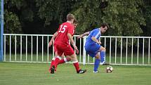 Fotbalisté Nového Strašecí (v modrobílém) porazili na svém hřišti Velim 2:1.