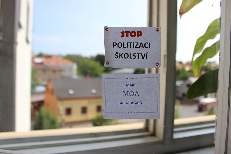 Studenti v Rakovníku protestovali proti propouštění učitelů.