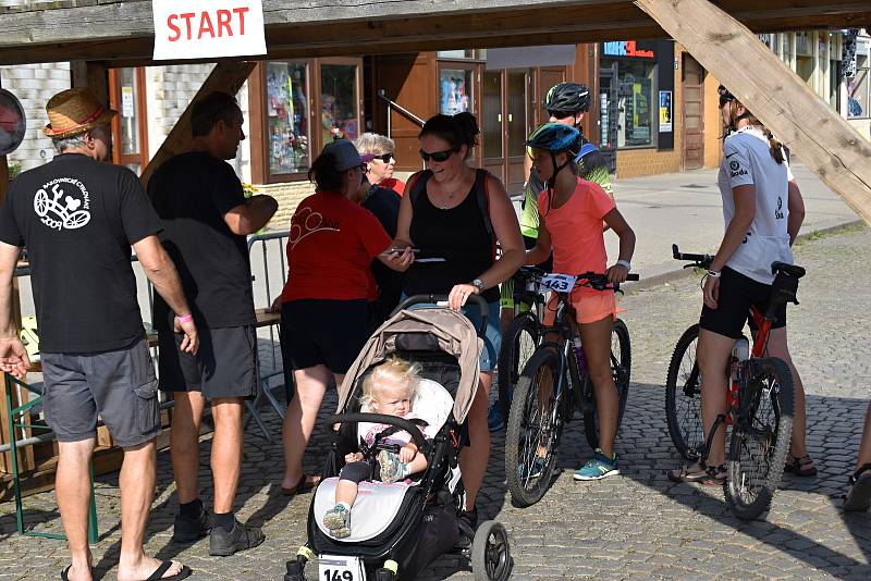 Ze dvanáctého ročníku Rakovnického cyklování, který odstartoval orientačním závodem.