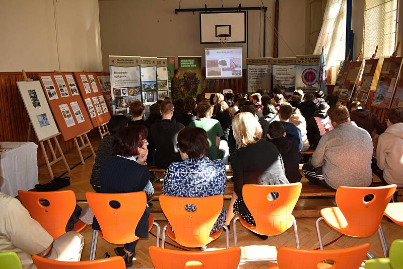 V rámci výstavy k 80. výročí seskoku čs. parašutistů na Požárech zavítali na 1. ZŠ Rakovník vojáci z Praporu podpory nasaditelných sil.