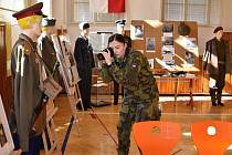 V rámci výstavy k 80. výročí seskoku čs. parašutistů na Požárech zavítali na 1. ZŠ Rakovník vojáci z Praporu podpory nasaditelných sil.