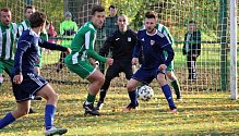 Hředle (v zelenobílém) uhájily domácí tvrz, Zavidov zdolaly 2:1. Tady situace před domácím brankářem Bečirovičem.