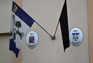 Na budově obecního úřadu v Sýkořici vyvěsili po smrti Karla Schwarzenberga smuteční černou vlajku.