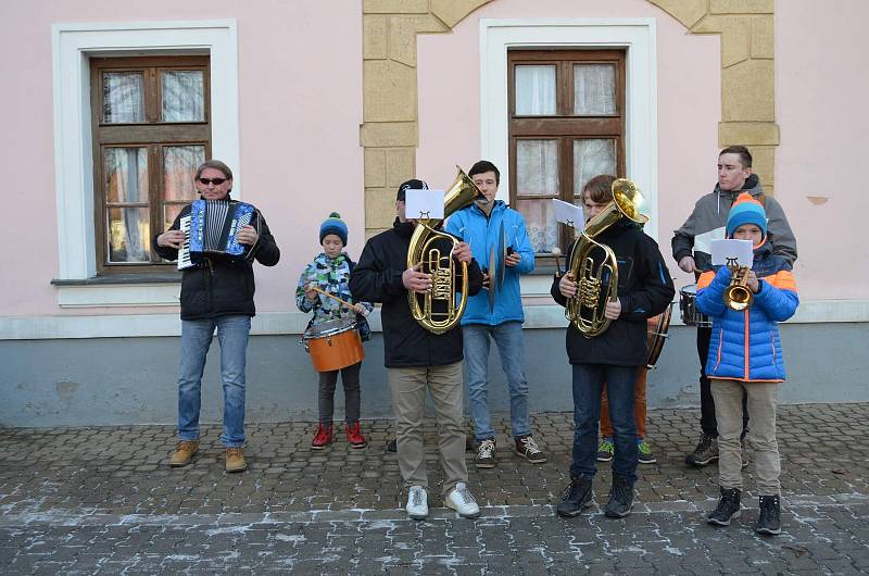 V Novém Strašecí se konal masopust už po dvacáté. Po skončení průvodu pokračoval program v Novostrašeckém kulturním centru, kde se uskutečnila i soutěž o nejlepší buchtu.