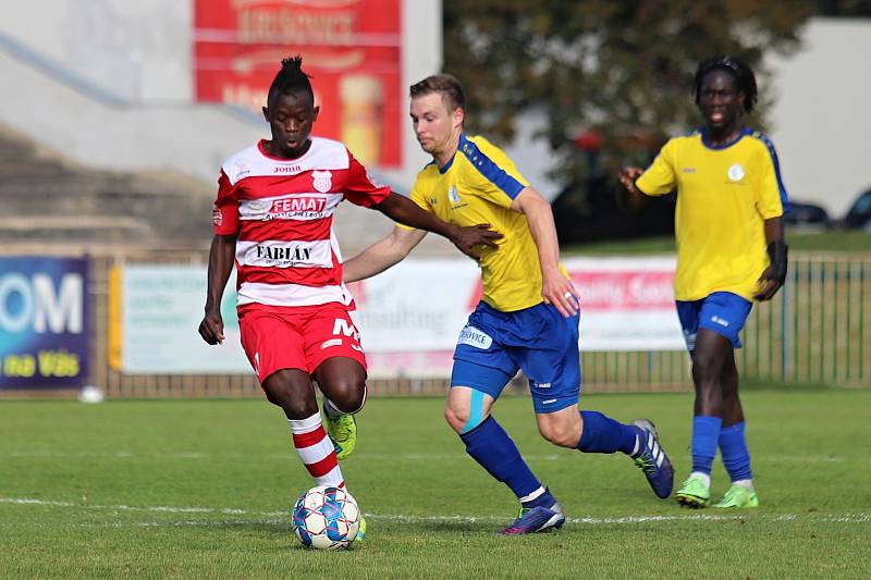 SK Rakovník (ve žlutomodré kombinaci) porazil v důležitém utkání ČFL Povltavskou FA 3:1.