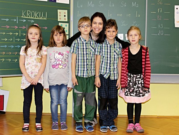 Prvňáčci ze ZŠ a MŠ Krušovice s třídní učitelkou Lenkou Vernerovou.