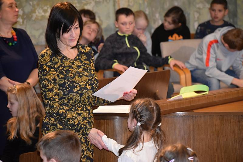 Slavnostní předávání pololetního vysvědčení prvňákům 2. základní školy v rakovnické synagoze.