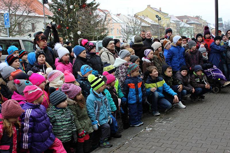 Nejkrásněji nazdobený stromeček letošního roku měla podle hlasování veřejnosti SŠ, MŠ a ZŠ Rakovník. Gratulujeme!