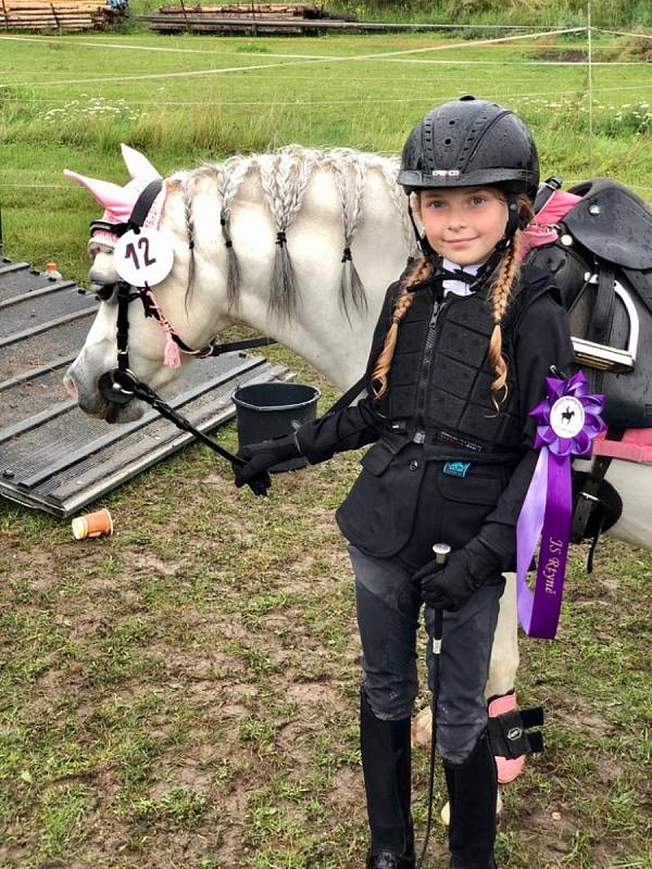 Národních soutěží Working Equitation ve Rtyni nad Bílinou se zúčastnili i koně a jezdci hředelského Jezdeckého klubu Spongilit.