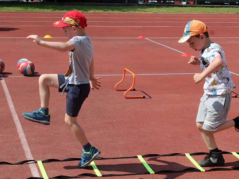 Dětský sportovní den na hřišti rakovnické sokolovny si děti náramně užily.