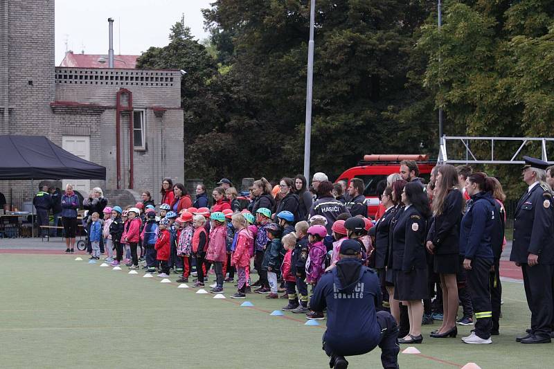 Krajské setkání přípravek Středočeského kraje na hřišti u rakovnické sokolovny, závody malých hasičů.