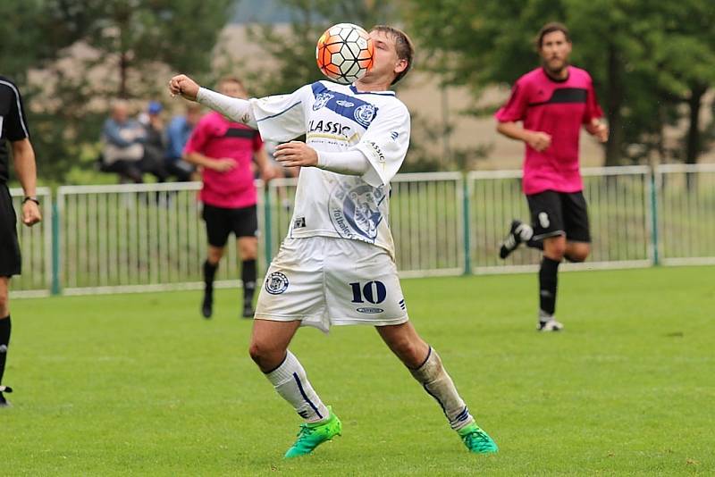 Tatran Rakovník (v růžovém) - SK Kladno 0:1. Jiří Růžička