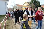 Občané Kolešovic se převlékli do krojů a společně vynesli Morénu z obce.