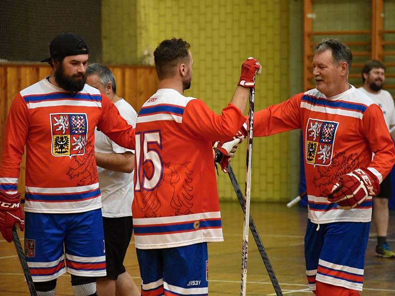 Multi charitativní akce Retro hokejbal pomáhá se v rakovnické sportovní hala uskutečnila již počtvrté.