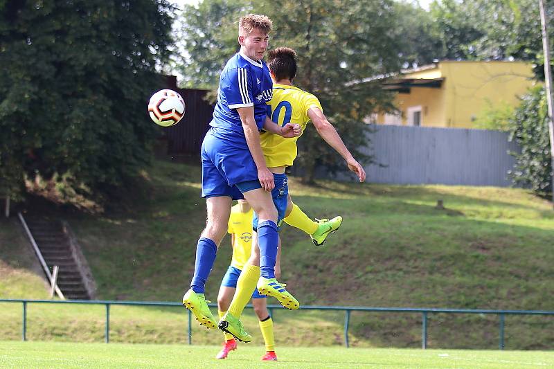 I. A třída: béčko SK Rakovník (ve žlutém) přehrálo jako první v soutěži Dynamo Nelahozeves 2:1.