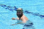 V pátek v poledne se otevřel venkovní areál AquapRaku a hned přivítal první plavce. Na snímku Antonín Vydra.