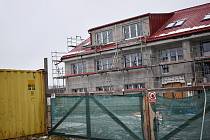Rekonstrukce bytového domu v Řevničově.